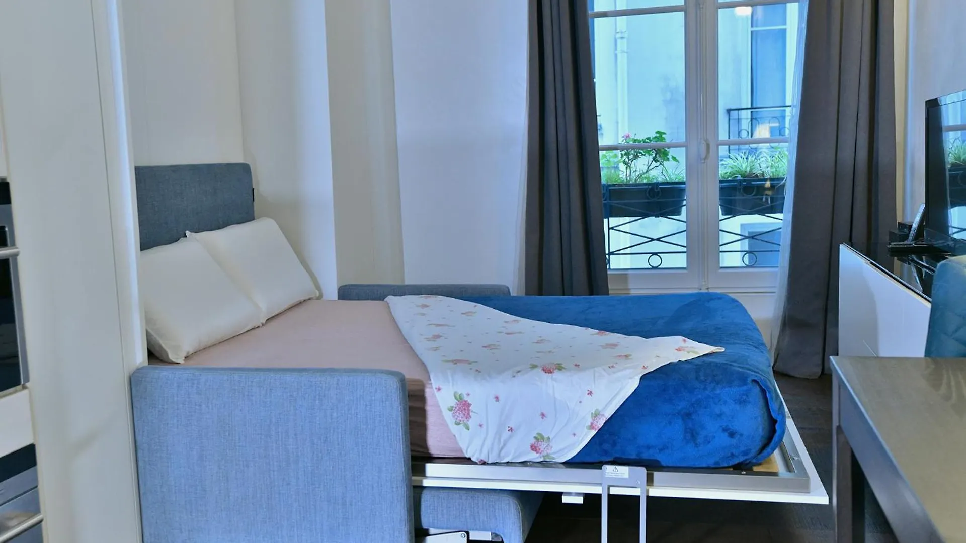Romantic Studio In Center Of Paris France